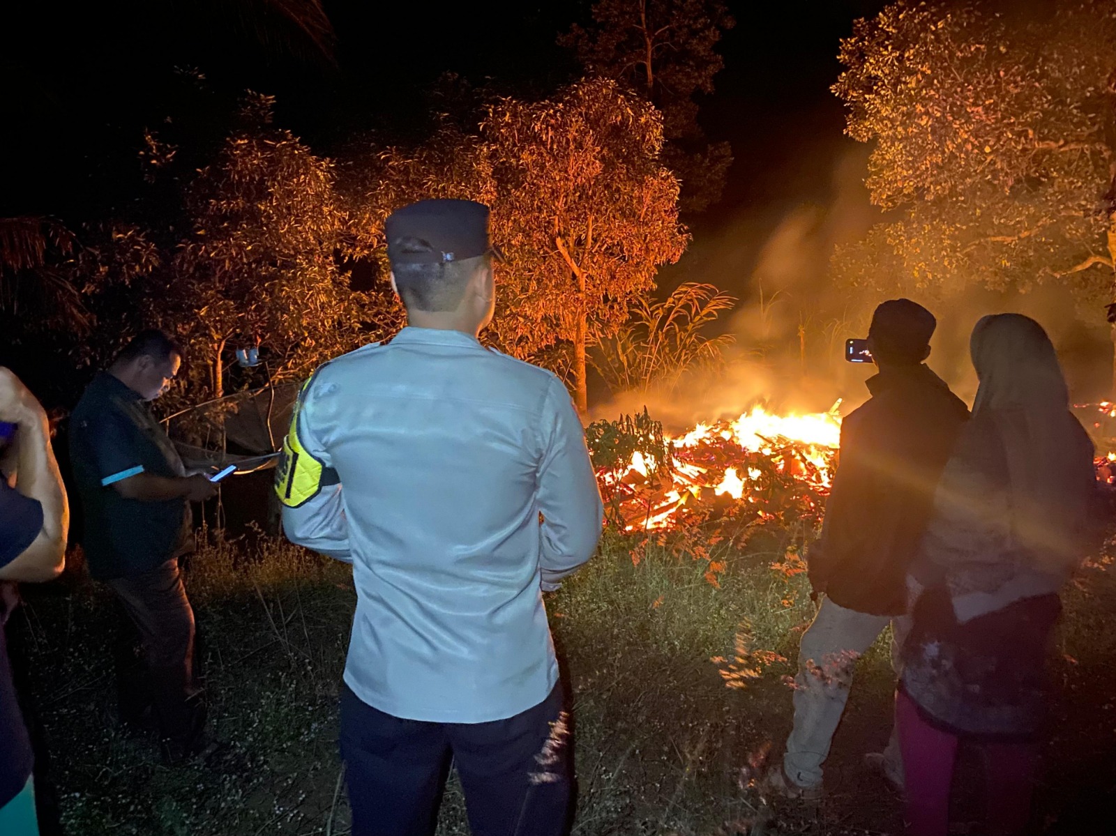 Polsek Bungbulang Sigap Tangani Kebakaran Rumah Panggung di Desa Sinarjaya Polsek Bungbulang Sigap Tangani Kebakaran Rumah Panggung di Desa Sinarjaya