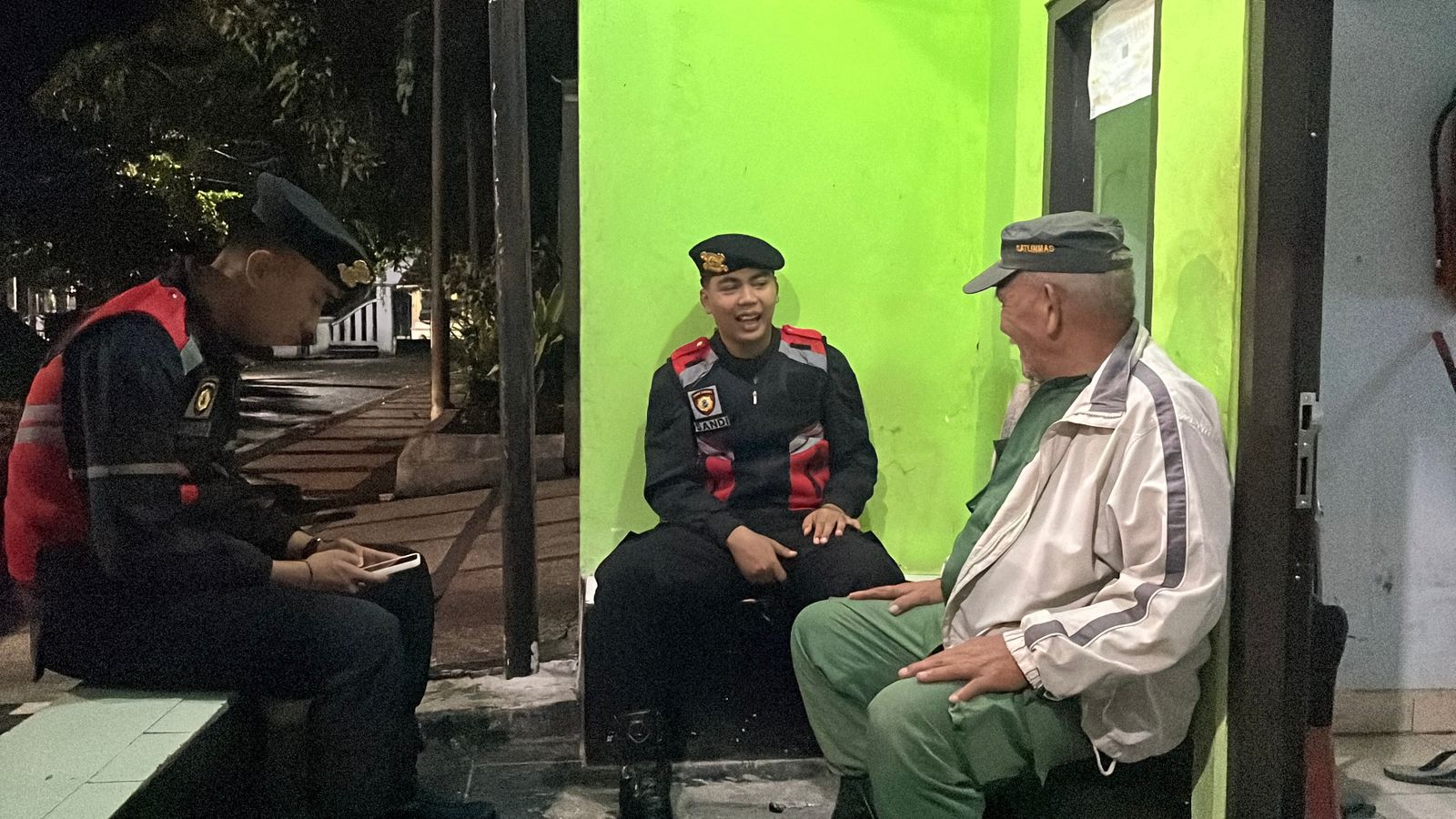 Polres Garut Ajak Petugas Pos Kamling Bersinergi Lawan Kriminalitas. Polres Garut Ajak Petugas Pos Kamling Bersinergi Lawan Kriminalitas.