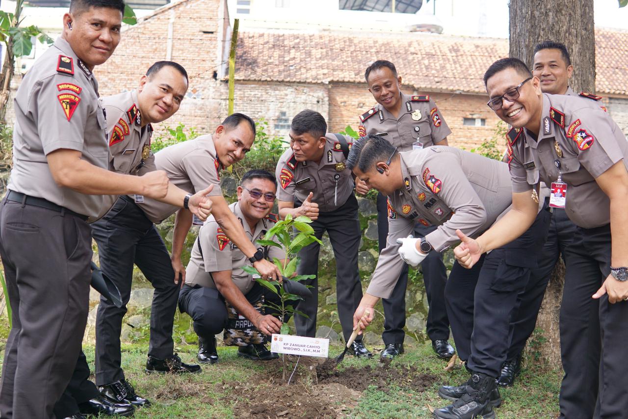 Serdik Sespimma Polri Angkatan ke-75 Gelar Penanaman Pohon, Wujud Kepedulian Lingkungan dalam PKP 2026 Serdik Sespimma Polri Angkatan ke-75 Gelar Penanaman Pohon, Wujud Kepedulian Lingkungan dalam PKP 2026