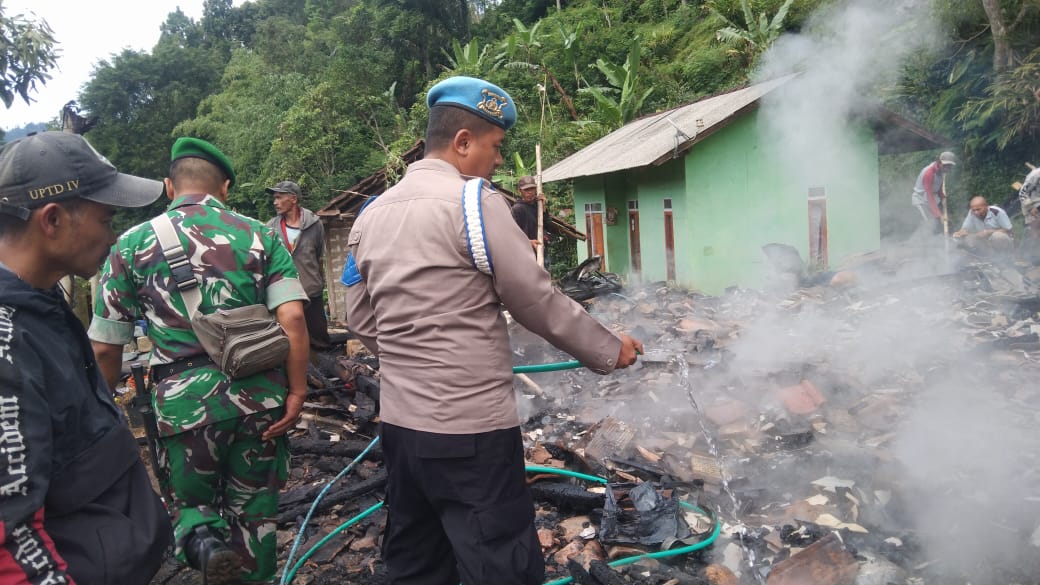 Diduga Konsleting Listrik, Rumah Warga di Talegong Ludes Dilalap Api Diduga Konsleting Listrik, Rumah Warga di Talegong Ludes Dilalap Api