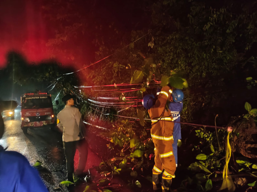 Respons Cepat Polsek Malangbong,Evakuasi Pohon Tumbang di Jalur Nasional Limbangan