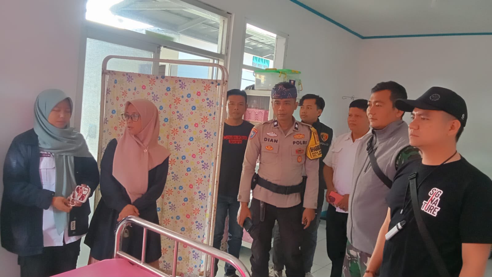 Warga Garut Digegerkan Penemuan Bayi Laki-Laki dalam Tas di Gang Permukiman,    Polisi Telusuri Identitas Orang Tua.