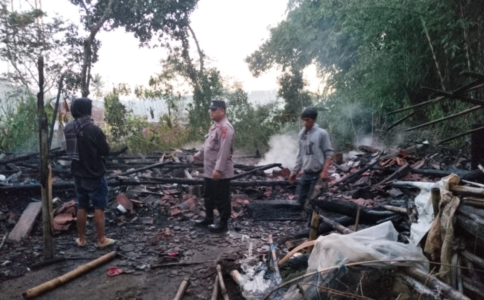Polisi Cek Lokasi Kejadian Kebakaran Rumah Panggung di Banyuresmi, Diduga Akibat Korsleting Listrik Polisi Cek Lokasi Kejadian Kebakaran Rumah Panggung di Banyuresmi, Diduga Akibat Korsleting Listrik