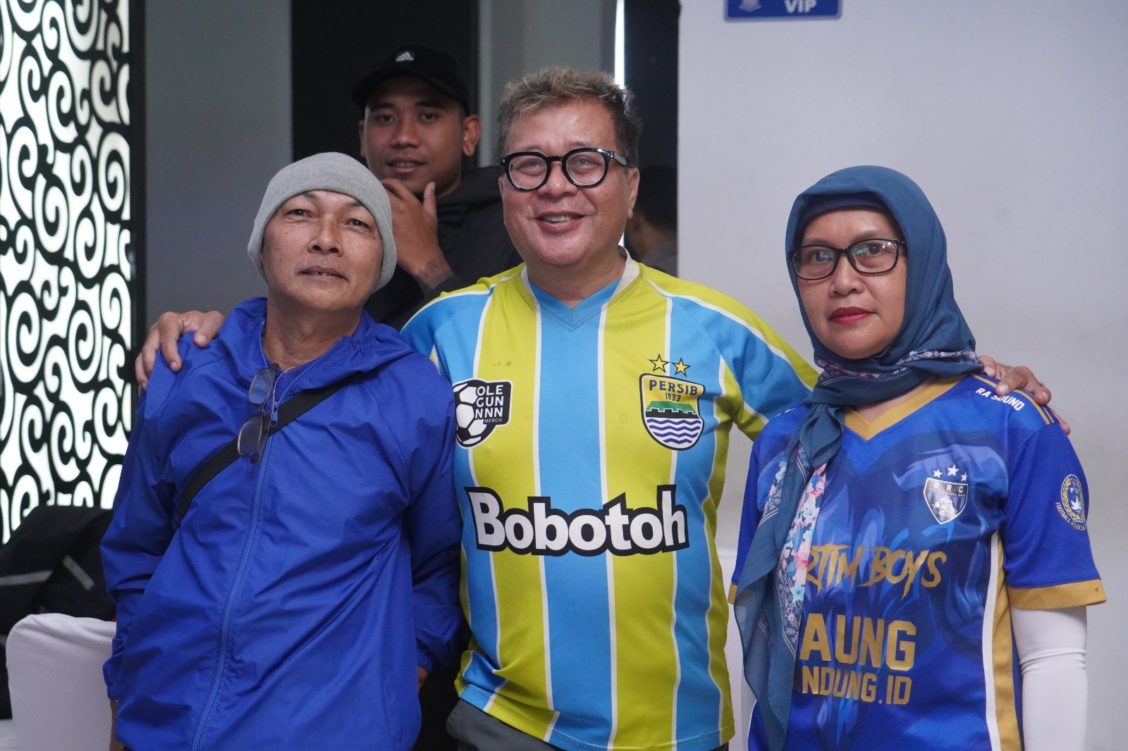 Polda Jabar Gelar “Nonton dan Ngopi Bareng” Piala Dunia Bersama Bobotoh Persib Polda Jabar Gelar “Nonton dan Ngopi Bareng” Piala Dunia Bersama Bobotoh Persib