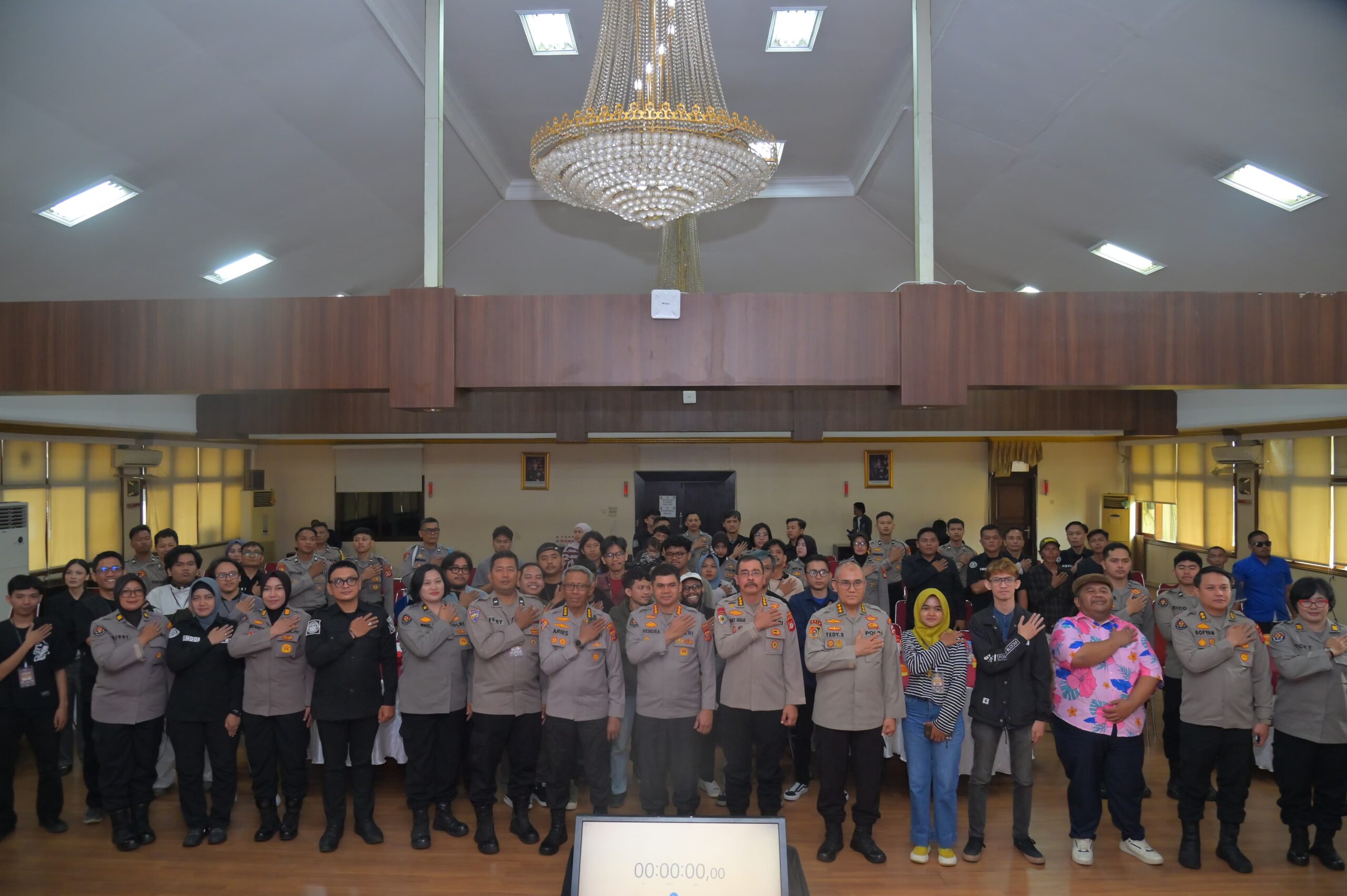 Aipda Ferry Ardilesmana Jadi Satu-satunya Juri Polisi di Lomba Stand Up Comedy Hari Bhayangkara ke-80 Polda Jabar