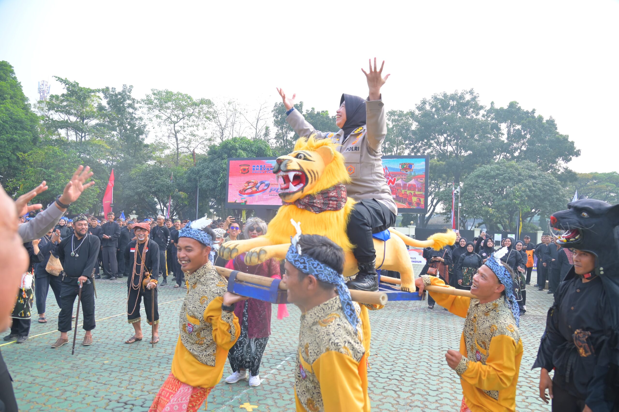 LESTARIKAN BUDAYA SUNDA, POLDA JABAR GELAR LOMBA KAULINAN LEMBUR