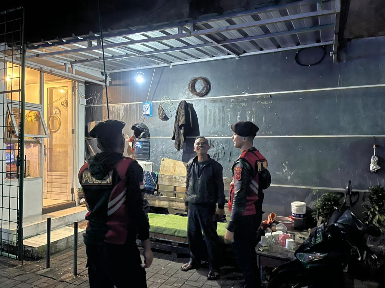 Sat Samapta Polres Garut Gencarkan Patroli Dialogis Malam Hari, Antisipasi C3 dalam Operasi Jaran Lodaya 2026 Sat Samapta Polres Garut Gencarkan Patroli Dialogis Malam Hari, Antisipasi C3 dalam Operasi Jaran Lodaya 2026