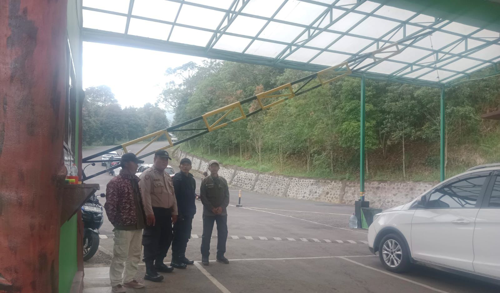 Polsek Cisurupan Intensifkan Patroli di Kawasan Papandayan, Pastikan Wisatawan Aman dan Nyaman Saat Long Weekend Polsek Cisurupan Intensifkan Patroli di Kawasan Papandayan, Pastikan Wisatawan Aman dan Nyaman Saat Long Weekend