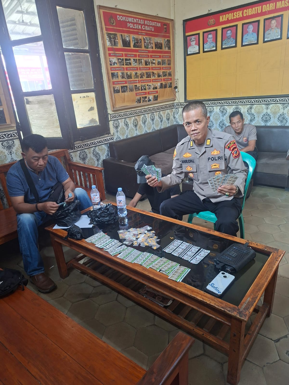 Patroli Berbuah Hasil, Polsek Cibatu Amankan Pengedar Obat Keras Terbatas Beserta Ratusan Butir Obat Terlarang Patroli Berbuah Hasil, Polsek Cibatu Amankan Pengedar Obat Keras Terbatas Beserta Ratusan Butir Obat Terlarang