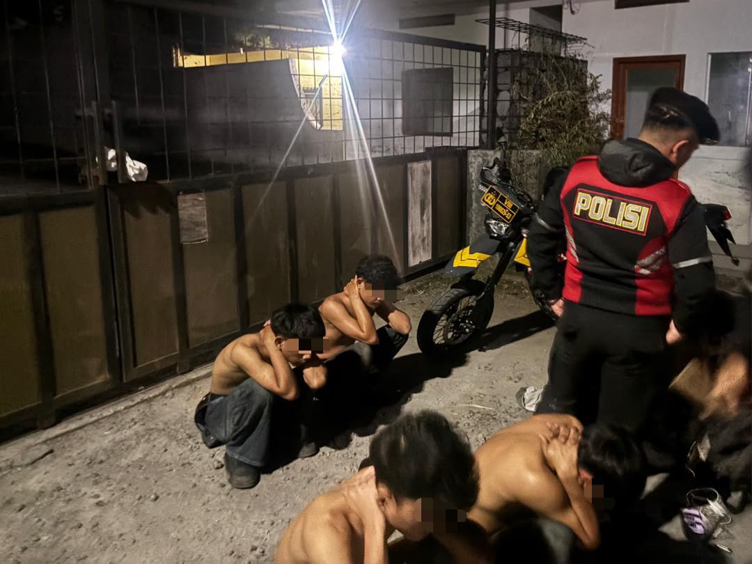 Patroli Presisi Polres Garut Amankan Enam Pemuda Diduga Akan Terlibat Tawuran, Dua Orang Kedapatan Membawa Senjata Tajam Patroli Presisi Polres Garut Amankan Enam Pemuda Diduga Akan Terlibat Tawuran, Dua Orang Kedapatan Membawa Senjata Tajam
