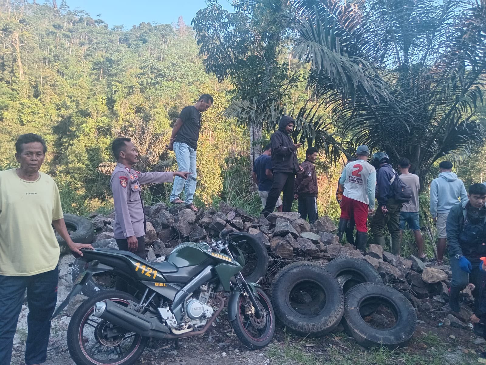Kecelakaan di Tanjakan Pengantin, Polisi Lakukan Evakuasi dan Olah TKP. Kecelakaan di Tanjakan Pengantin, Polisi Lakukan Evakuasi dan Olah TKP.