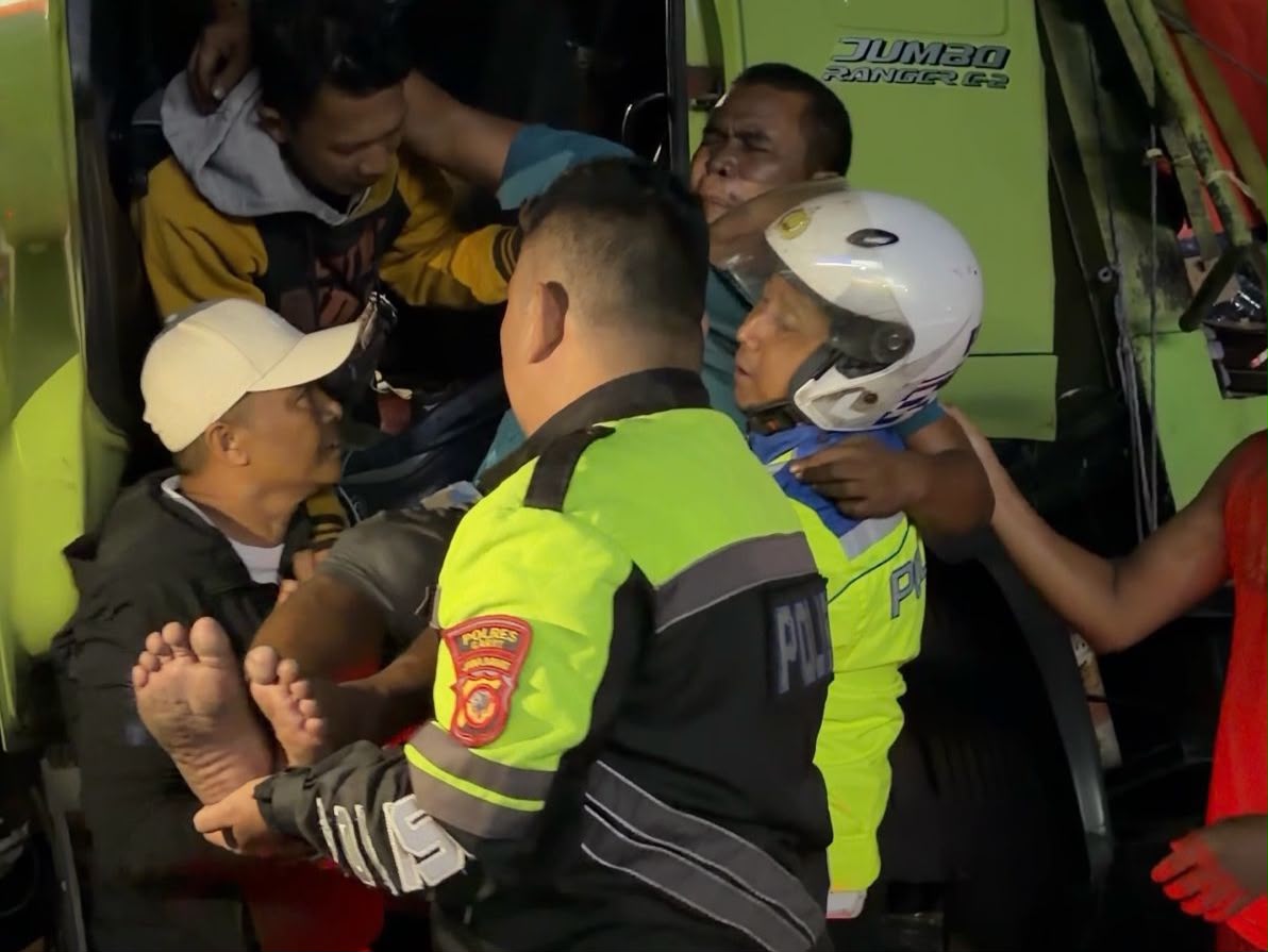 Polisi Lakukan Evakuasi Laka Lantas di Malangbong