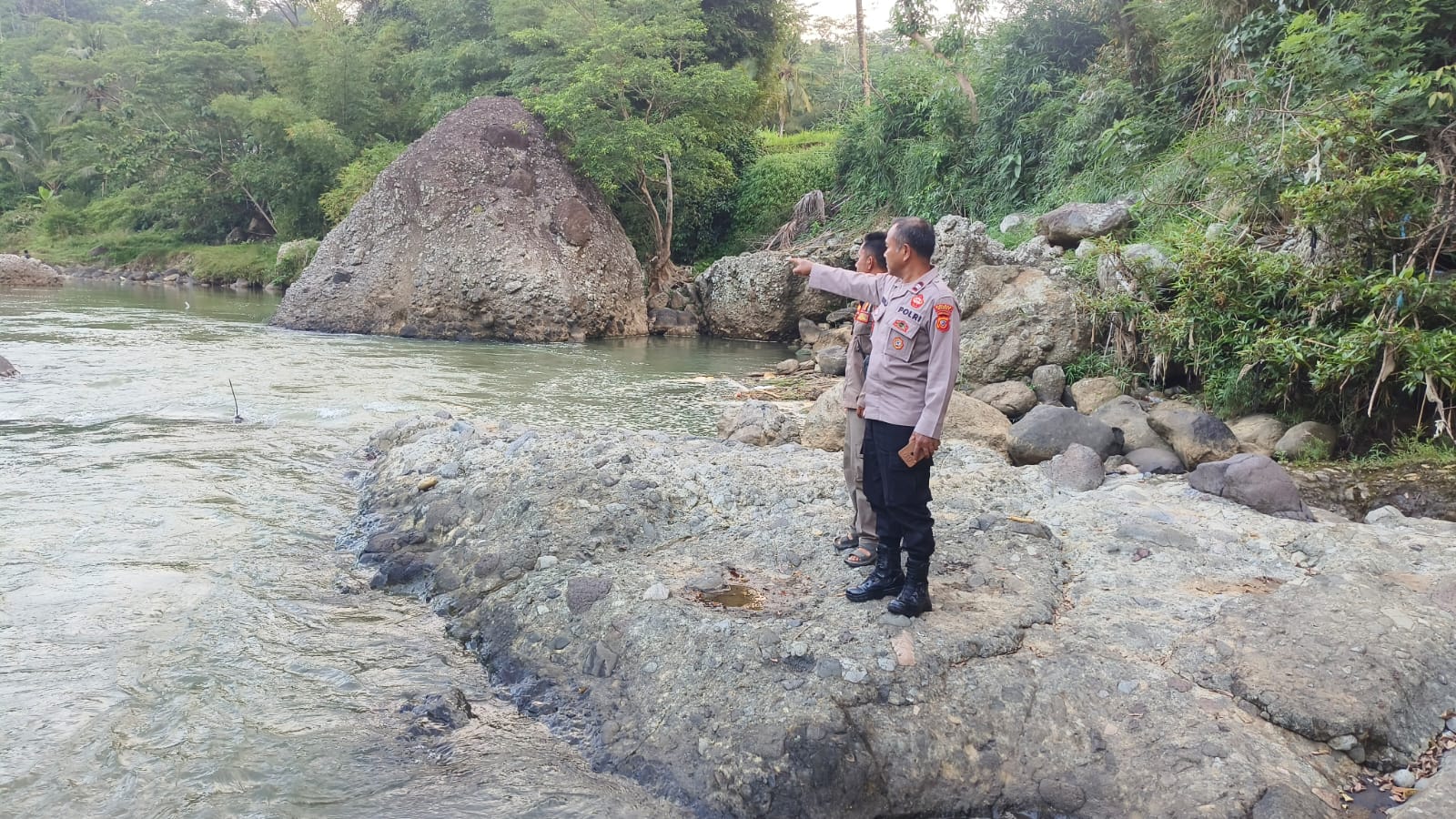 Polsek Cibalong Cek TKP Korban Tenggelam di Sungai Cikaengan