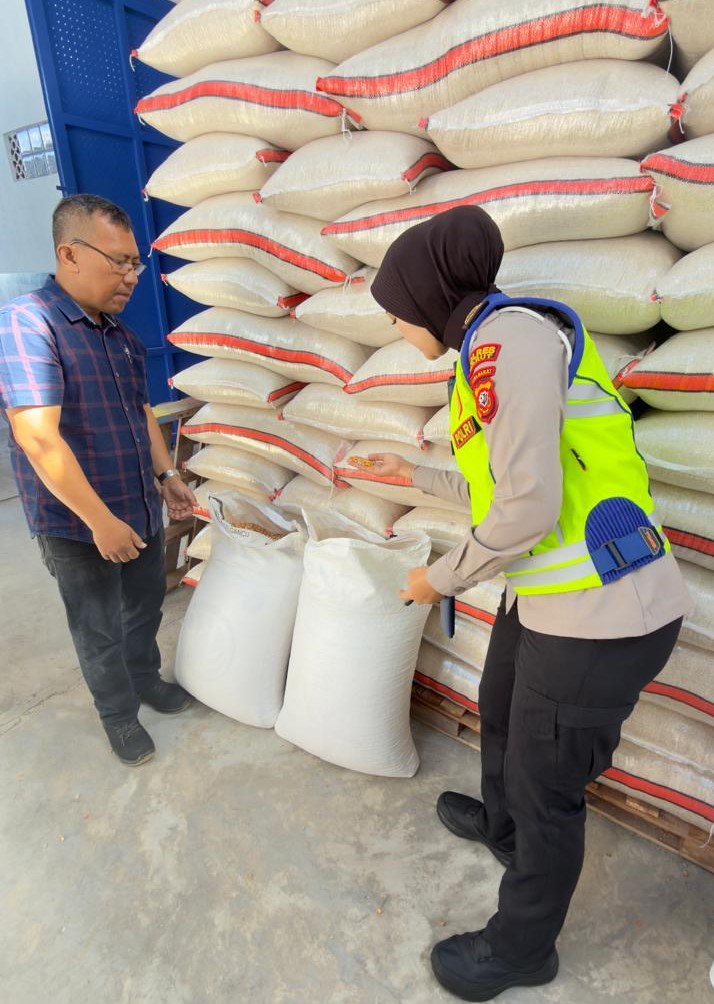 Polres Garut Salurkan 4 Ton Jagung ke Bulog Kabupaten Garut. Polres Garut Salurkan 4 Ton Jagung ke Bulog Kabupaten Garut.