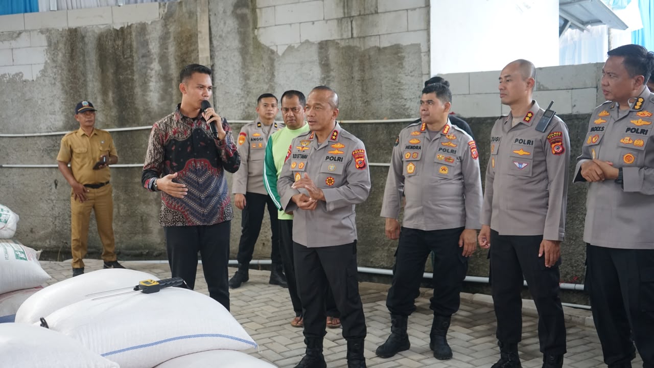 Kapolda Jabar Tinjau Kelompok Tani Mekar Mukti Binaan Polres Garut di Leles, Dukung Ketahanan Pangan melalui Budidaya Jagung Kapolda Jabar Tinjau Kelompok Tani Mekar Mukti Binaan Polres Garut di Leles, Dukung Ketahanan Pangan melalui Budidaya Jagung