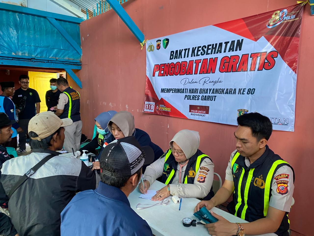 Sambut Hari Bhayangkara ke-80, Polres Garut Berikan Pengobatan Gratis untuk Ratusan Warga Cilawu Sambut Hari Bhayangkara ke-80, Polres Garut Berikan Pengobatan Gratis untuk Ratusan Warga Cilawu