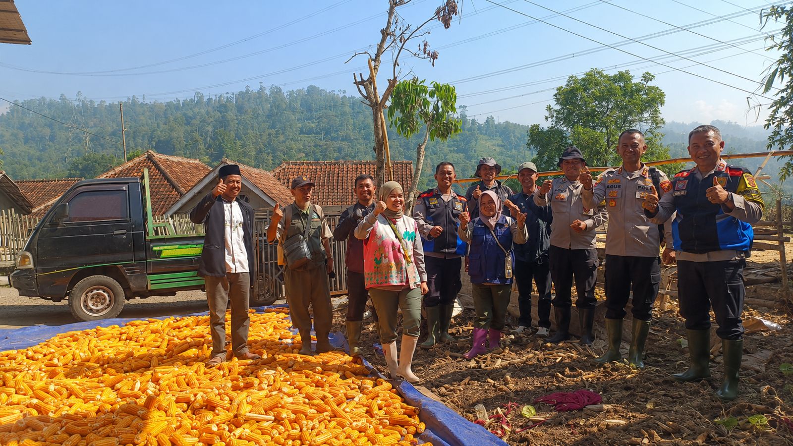 Polsek Pasirwangi Turun ke Lapangan, Awasi Pengelolaan Hasil Panen Petani Polsek Pasirwangi Turun ke Lapangan, Awasi Pengelolaan Hasil Panen Petani