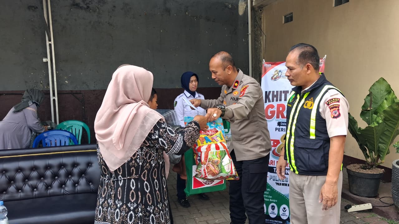Sambut Hari Bhayangkara ke-80, Polres Garut Gelar Khitanan Gratis dan Berikan Bingkisan untuk Anak-anak