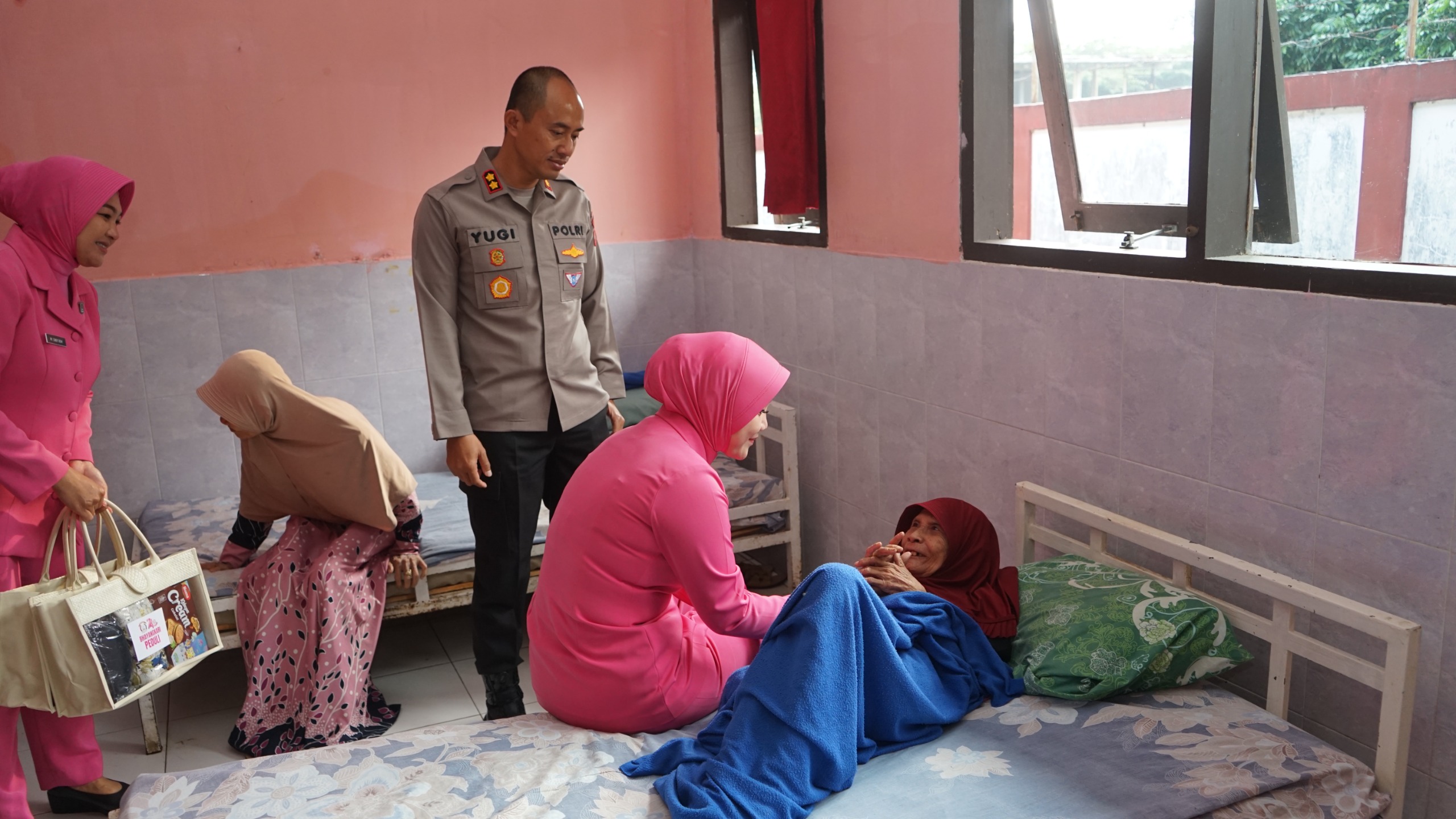 Sentuhan Kasih di Hari Bhayangkara ke-80, Kapolres Garut Bersama Ketua Bhayangkari Berbagi Kebahagiaan Bersama Lansia di Panti Werdha