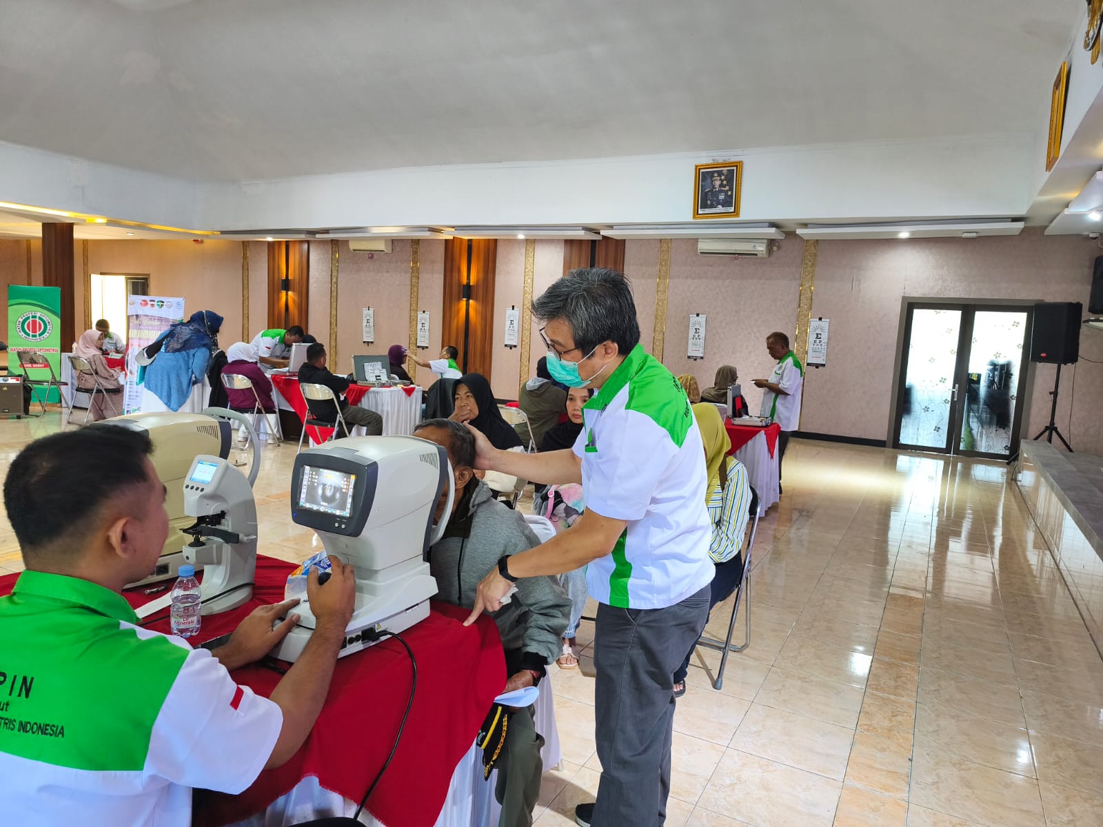 Dalam Rangka HUT Bhayangkara ke-80, Polres Garut Gelar Pemeriksaan Mata dan Bagikan Kacamata Gratis untuk 200 Warga