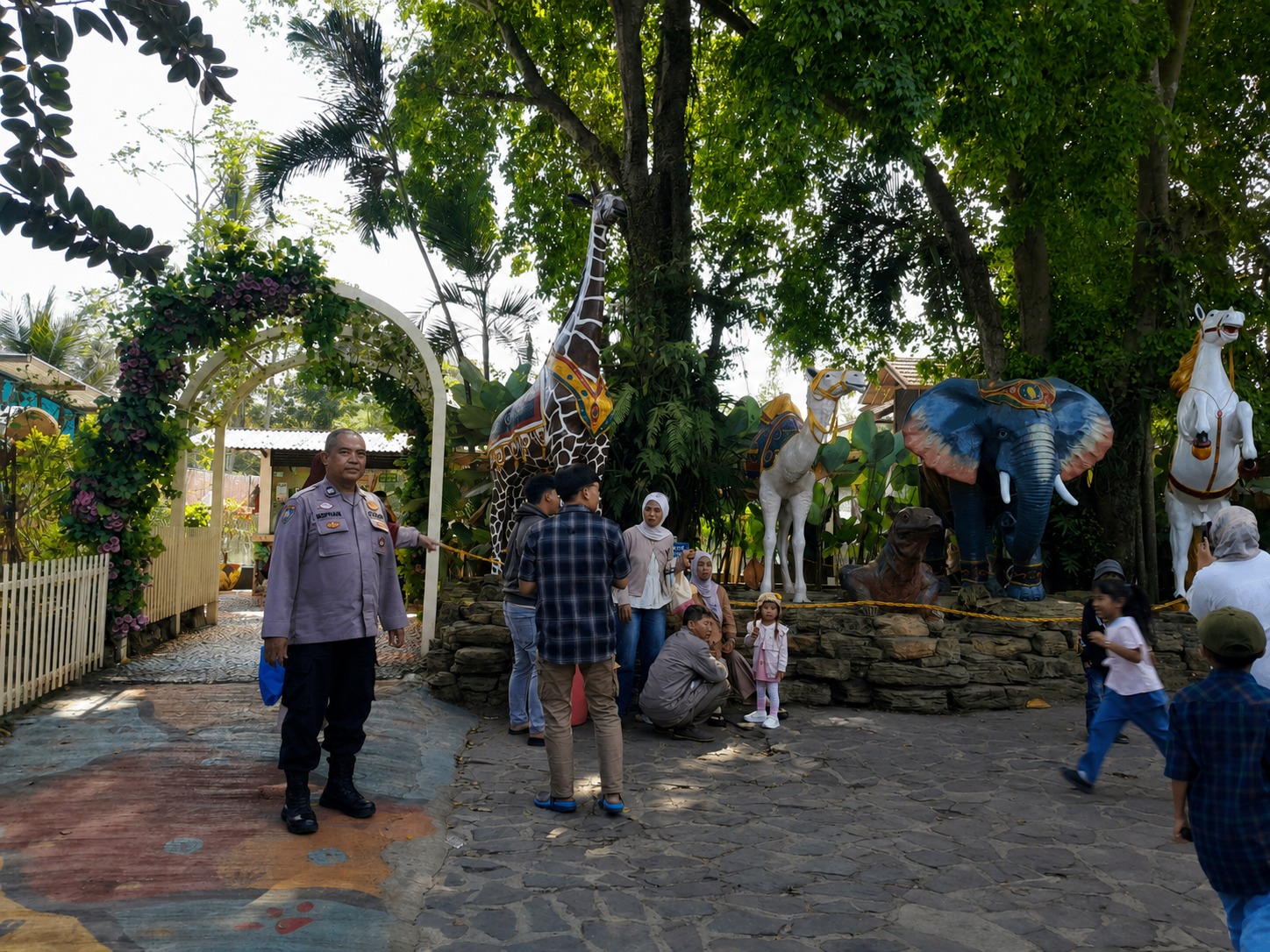 Polsek Kadungora Laksanakan Pengamanan Objek Wisata Taman Satwa Cikembulan Selama Libur Sekolah