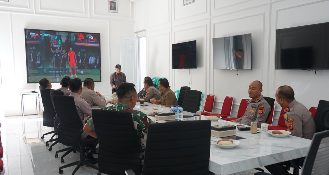 Perkuat Sinergitas TNI–Polri, Kapolres Garut dan Dandim 0611 Garut Gelar Nobar Piala Dunia 2026