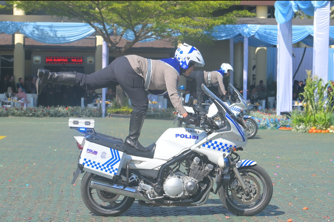 Akrobatik Brigade Motor Mojang Lodaya Polda Jabar Meriahkan Hari Bhayangkara ke-80