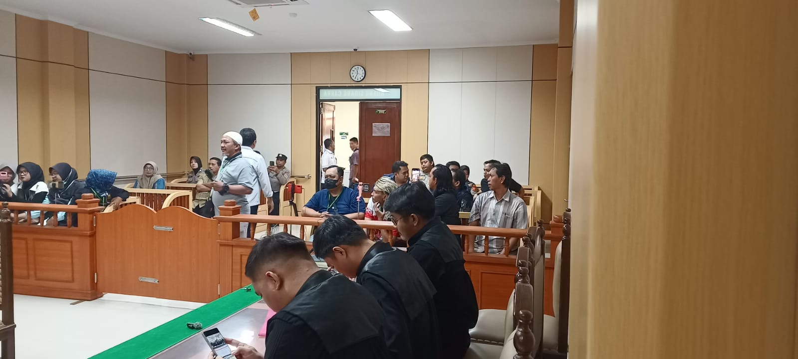 Ulah Terdakwa Indramayu Bantah Bukti CCTV Dinilai Sia-sia, Saatnya Penegak Hukum Berikan Vonis Setimpal Ulah Terdakwa Indramayu Bantah Bukti CCTV Dinilai Sia-sia, Saatnya Penegak Hukum Berikan Vonis Setimpal