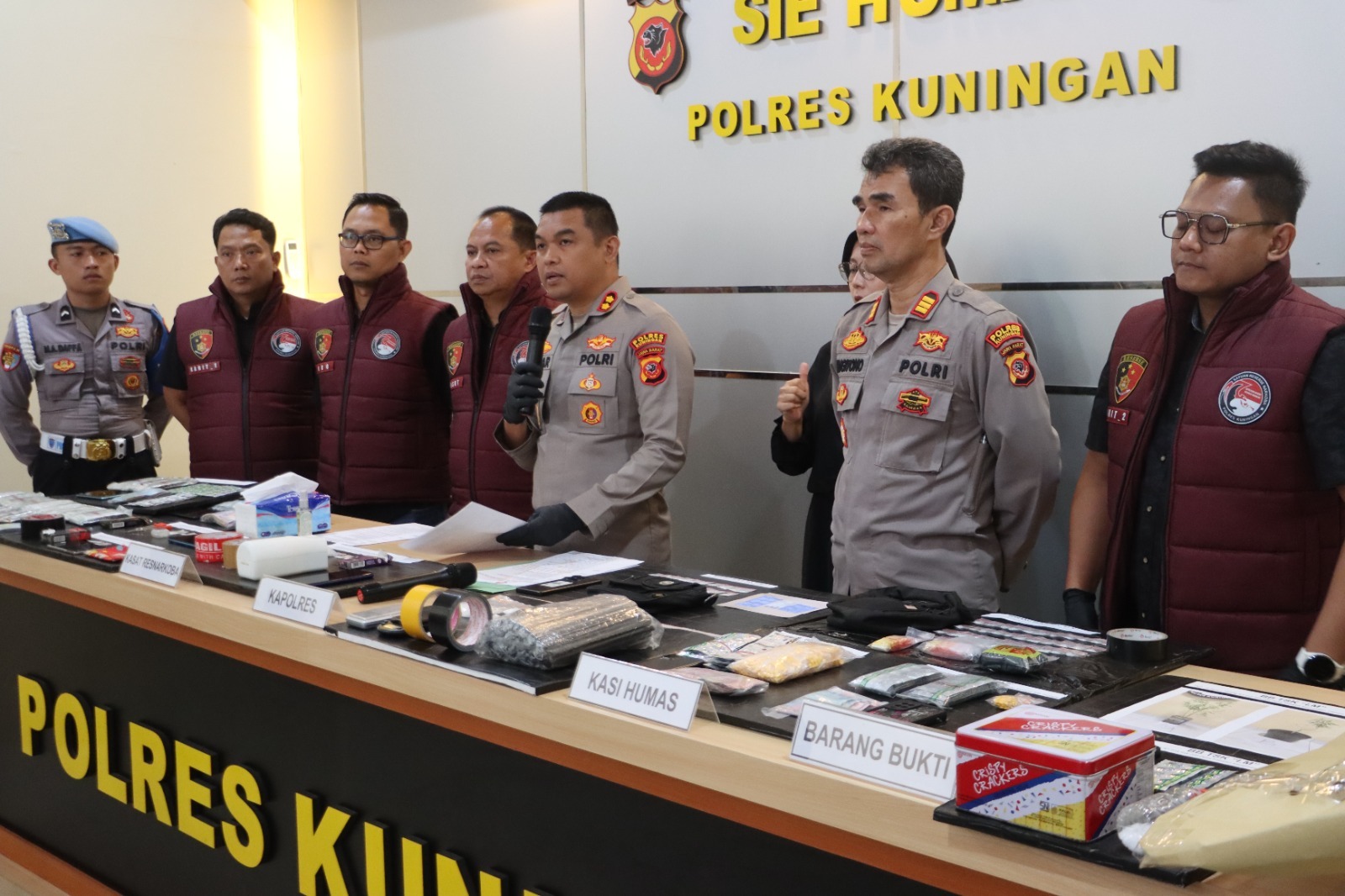 Polisi Gulung Sindikat Narkoba, 12 Tersangka Ditangkap, Sabu Ratusan Juta dan Pohon Ganja Disita Polisi Gulung Sindikat Narkoba, 12 Tersangka Ditangkap, Sabu Ratusan Juta dan Pohon Ganja Disita