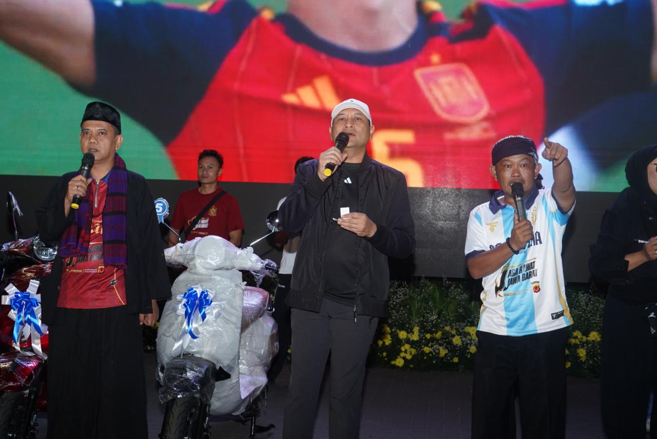 Kapolda Jabar Gelar Nobar Final Piala Dunia 2026, Ratusan Warga dan Komunitas, Pulang Bawa Motor dan Banjir Doorprize ! Kapolda Jabar Gelar Nobar Final Piala Dunia 2026, Ratusan Warga dan Komunitas, Pulang Bawa Motor dan Banjir Doorprize !