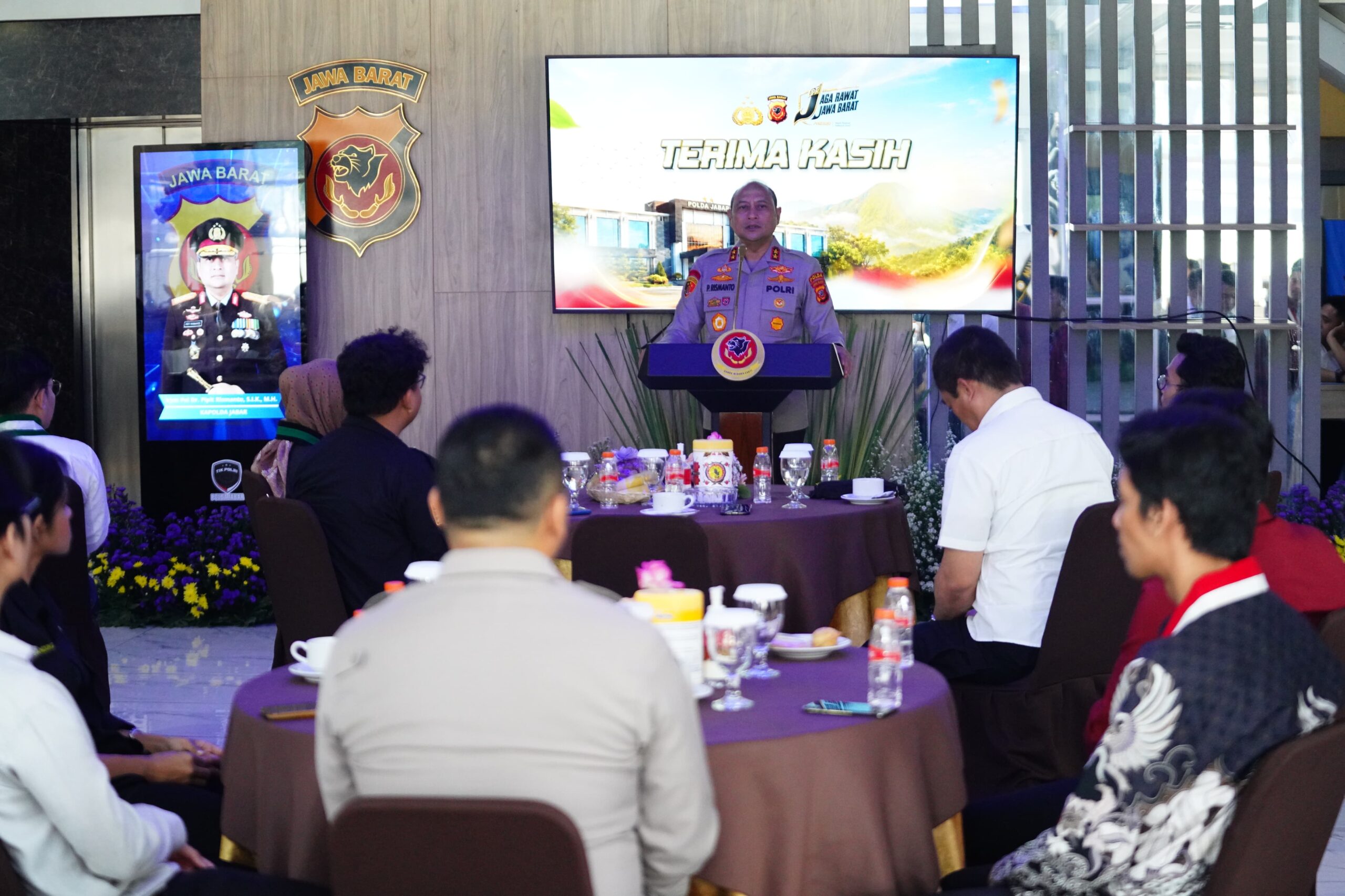 Kapolda Jabar Gelar Silaturahmi dengan BEM dan Cipayung Plus, Perkuat Sinergi Jaga Kondusivitas Kapolda Jabar Gelar Silaturahmi dengan BEM dan Cipayung Plus, Perkuat Sinergi Jaga Kondusivitas