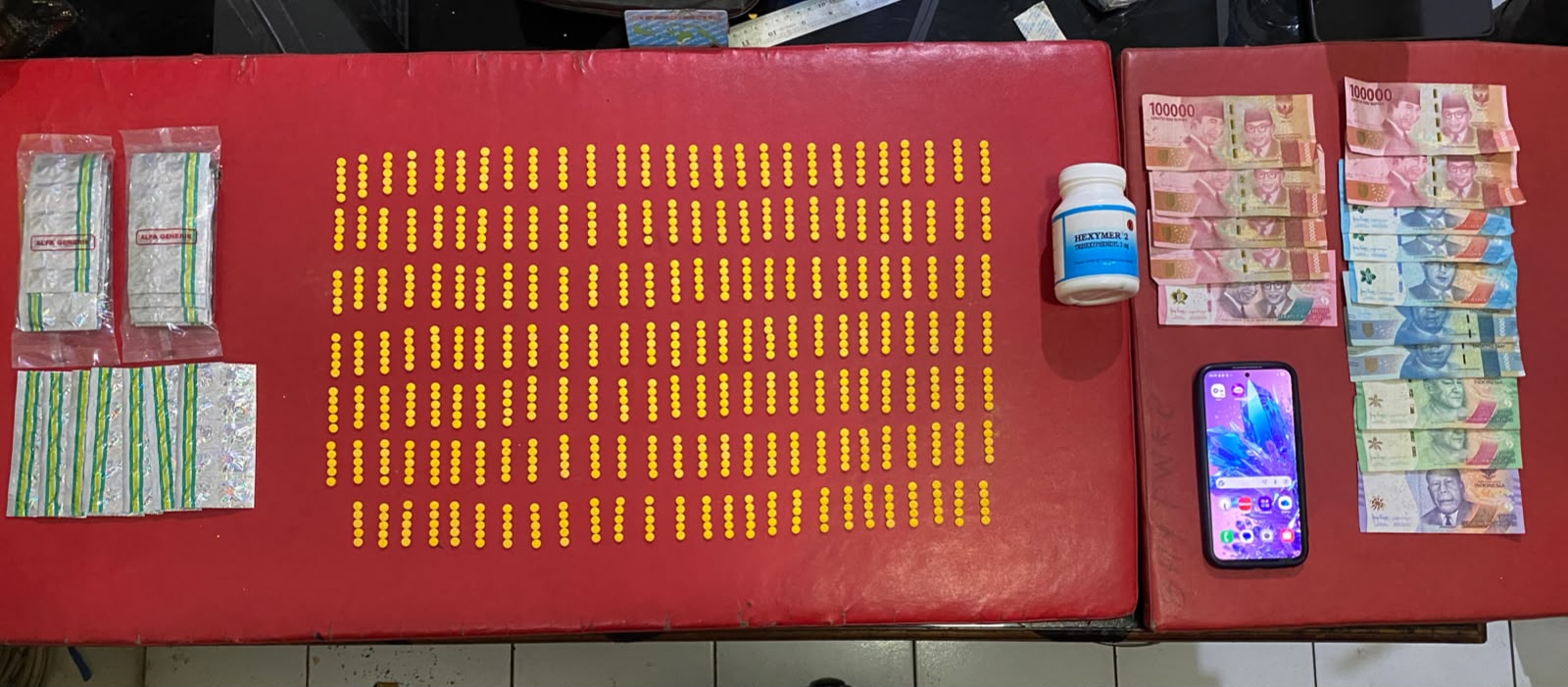 Edarkan Ratusan Butir Obat Keras Ilegal, Polisi Amankan Seorang Pria di Darangdan Edarkan Ratusan Butir Obat Keras Ilegal, Polisi Amankan Seorang Pria di Darangdan