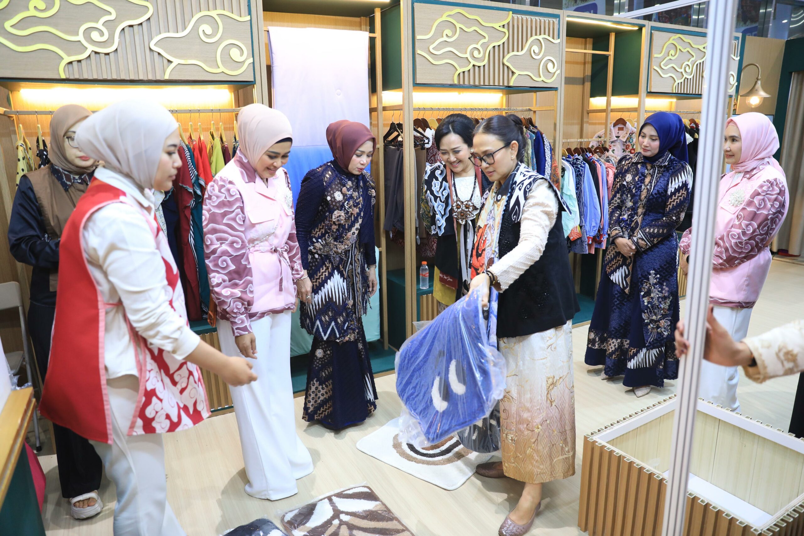 Ketua Umum Bhayangkari Kunjungi Stand Polda Jabar di Bazar Kreasi Bhayangkari Nusantara 2026