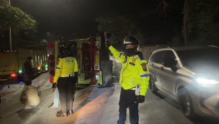 Polisi Evakuasi Truk Terguling dan Urai Kemacetan di Jalur Bandung–Garut