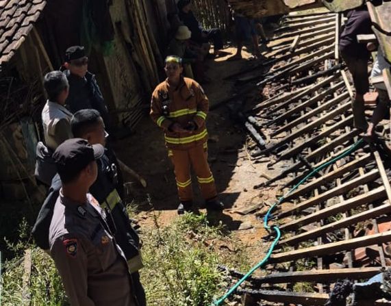 Korsleting Listrik Diduga Jadi Penyebab Kebakaran Rumah Warga, Polsek Banjarwangi cek TKP Kebakaran