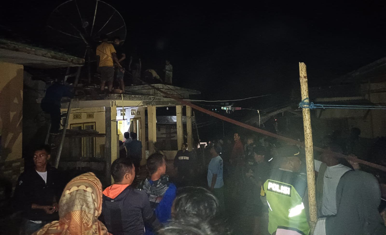 Diduga Korsleting Listrik, Rumah Dua Lantai di Pakenjeng Terbakar