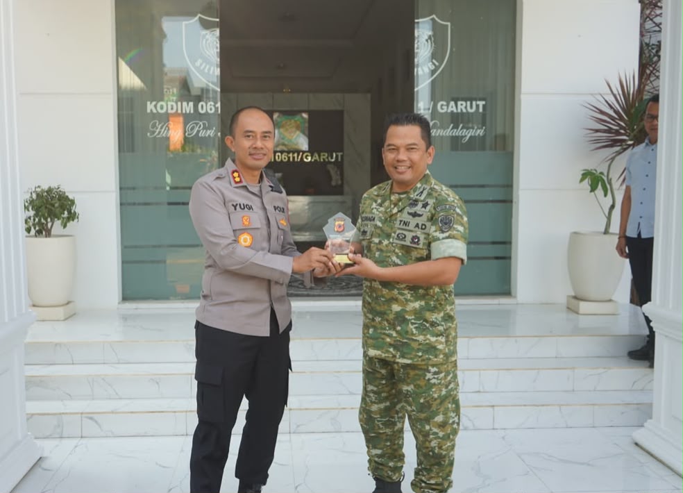 Kapolres Garut dan Jajaran Silaturahmi ke Makodim 0611/Garut, Perkuat Soliditas dan Sinergitas TNI-Polri Kapolres Garut dan Jajaran Silaturahmi ke Makodim 0611/Garut, Perkuat Soliditas dan Sinergitas TNI-Polri