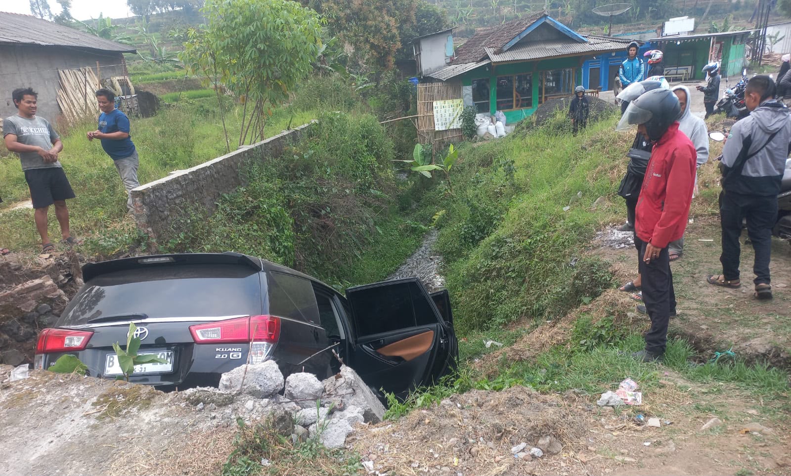 Polisi Lakukan Evakuasi Mobil Masuk Ke Parit Usai Hindari Motor Yang Hilang Kendali