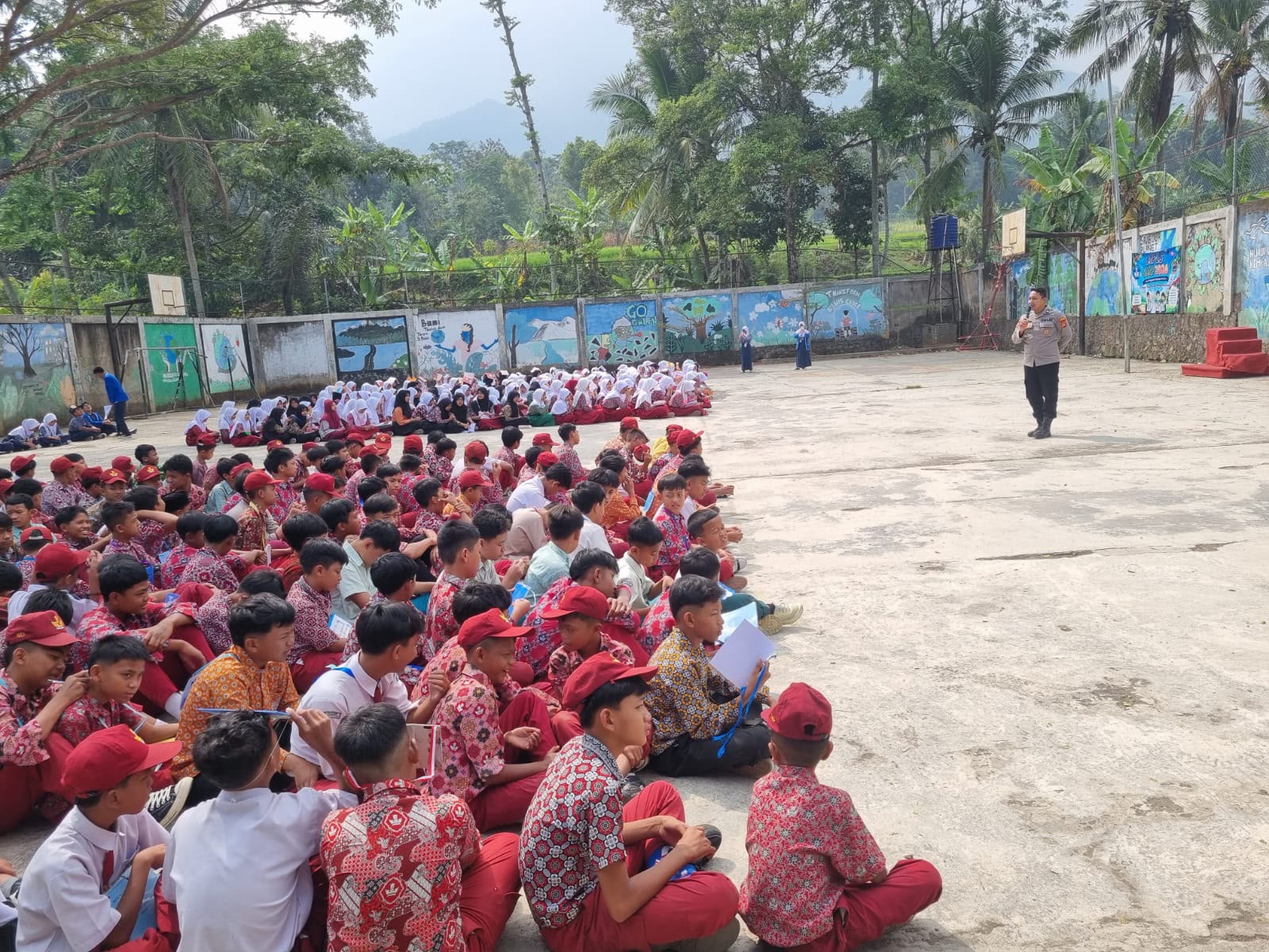 Tanamkan Kesadaran Sejak Dini, Polsek Malangbong Edukasi Bahaya NAPZA dan Stop Bullying kepada Siswa MPLS