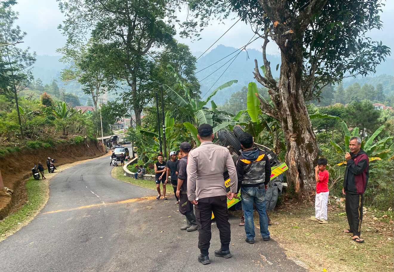 Diduga Rem Blong, Truk Bermuatan Material Bangunan Terguling di Pamulihan Garut, Polisi Lakukan Evakuasi