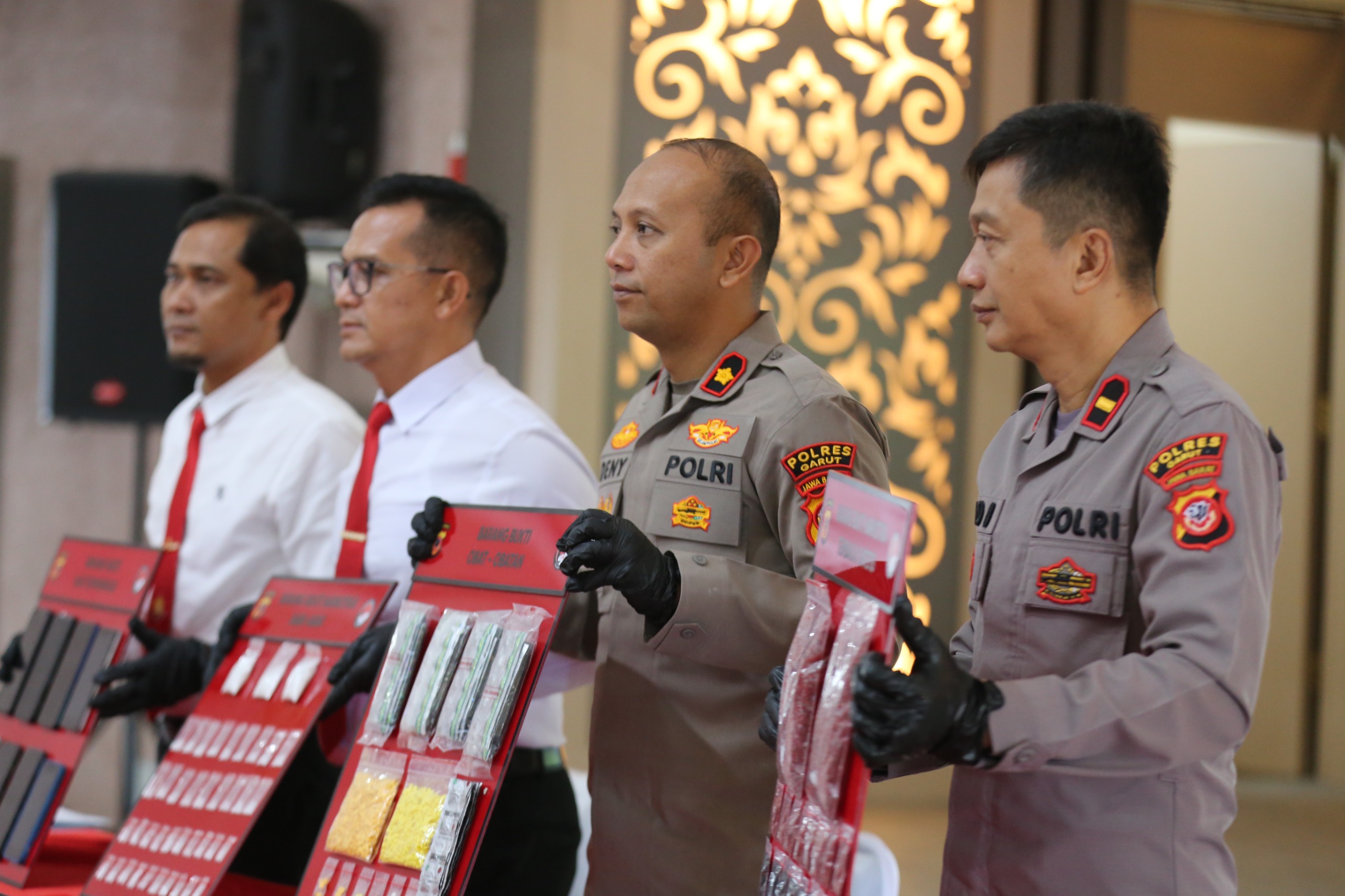 Polres Garut Paparkan Hasil Pengungkapan Kasus Narkoba Periode 2 Bulan, 20 Pelaku dan Ratusan paket Berhasil Diamankan Polres Garut Paparkan Hasil Pengungkapan Kasus Narkoba Periode 2 Bulan, 20 Pelaku dan Ratusan paket Berhasil Diamankan