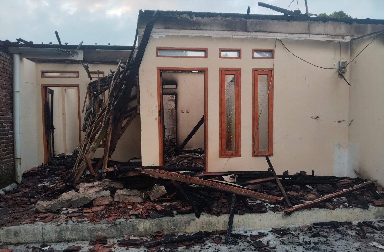 Korsleting Diduga Jadi Pemicu, Polri Sigap Tangani Kebakaran Tiga Rumah Kontrakan Korsleting Diduga Jadi Pemicu, Polri Sigap Tangani Kebakaran Tiga Rumah Kontrakan