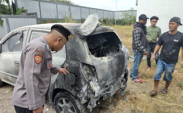 Polisi Lakukan Pengecekan Tempat Kejadian Insiden Kebakaran Kendaraan di SPBU Jati Samarang Polisi Lakukan Pengecekan Tempat Kejadian Insiden Kebakaran Kendaraan di SPBU Jati Samarang