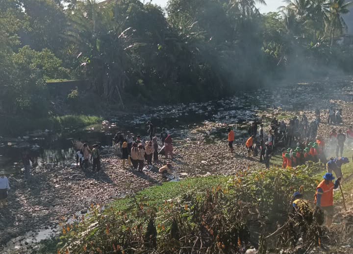 Polri dan Warga Kompak Gotong Royong Bersihkan Sungai Cipalebuh Polri dan Warga Kompak Gotong Royong Bersihkan Sungai Cipalebuh