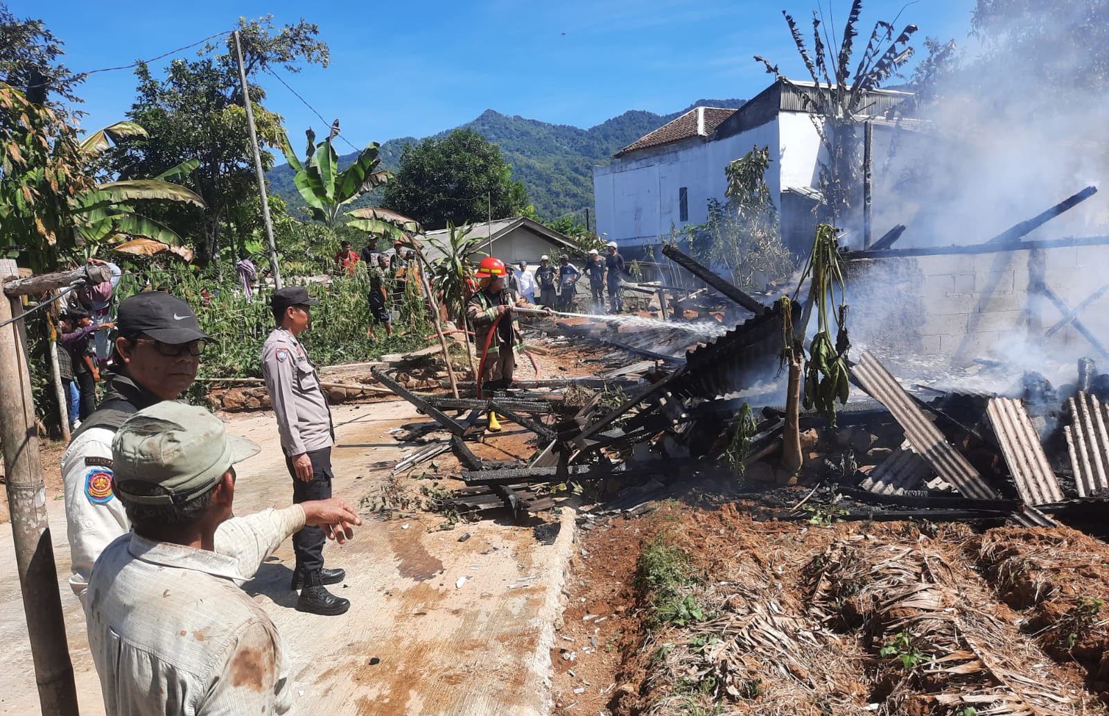 Rumah Panggung di Bungbulang Hangus Terbakar, Polisi Lakukan Olah TKP dan Pendataan Saksi Rumah Panggung di Bungbulang Hangus Terbakar, Polisi Lakukan Olah TKP dan Pendataan Saksi