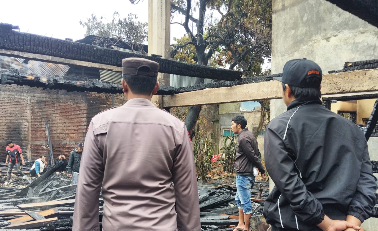 Gudang Produksi Kusen Kayu di Bayongbong Terbakar, Kerugian Ditaksir Capai Rp300 Juta Gudang Produksi Kusen Kayu di Bayongbong Terbakar, Kerugian Ditaksir Capai Rp300 Juta