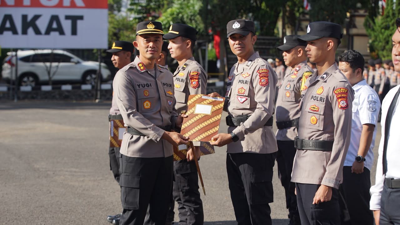 Kapolres Garut Berikan Penghargaan kepada Personel Berprestasi dan Masyarakat Yang Berkontribusi dalam Mendukung Tugas Kepolisian Kapolres Garut Berikan Penghargaan kepada Personel Berprestasi dan Masyarakat Yang Berkontribusi dalam Mendukung Tugas Kepolisian