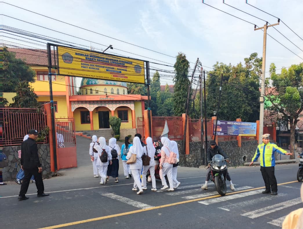 Polri Hadir untuk Masyarakat, Arus Lalu Lintas Pagi Berjalan Aman dan Lancar