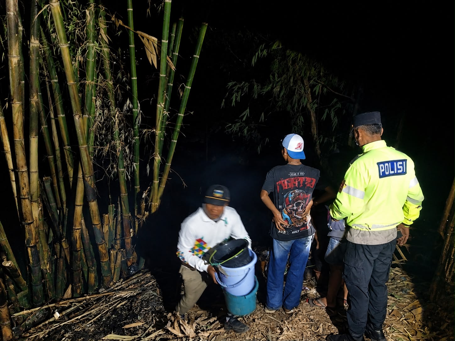 Kolaborasi Polri, Damkar, dan Warga Berhasil Jinakkan Kebakaran Lahan di Pasirwangi