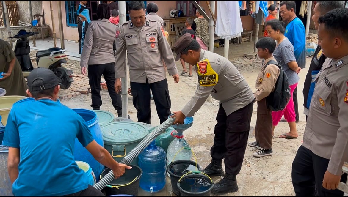 Polisi Distribusikan Air Bersih Gratis bagi Warga Terdampak Kemarau